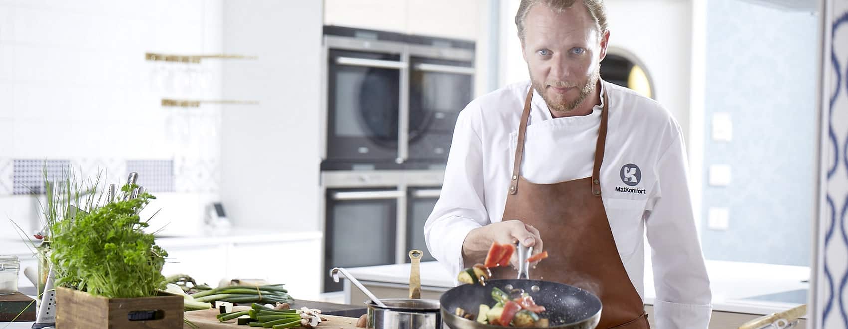 matkomfort kock som lagar mat